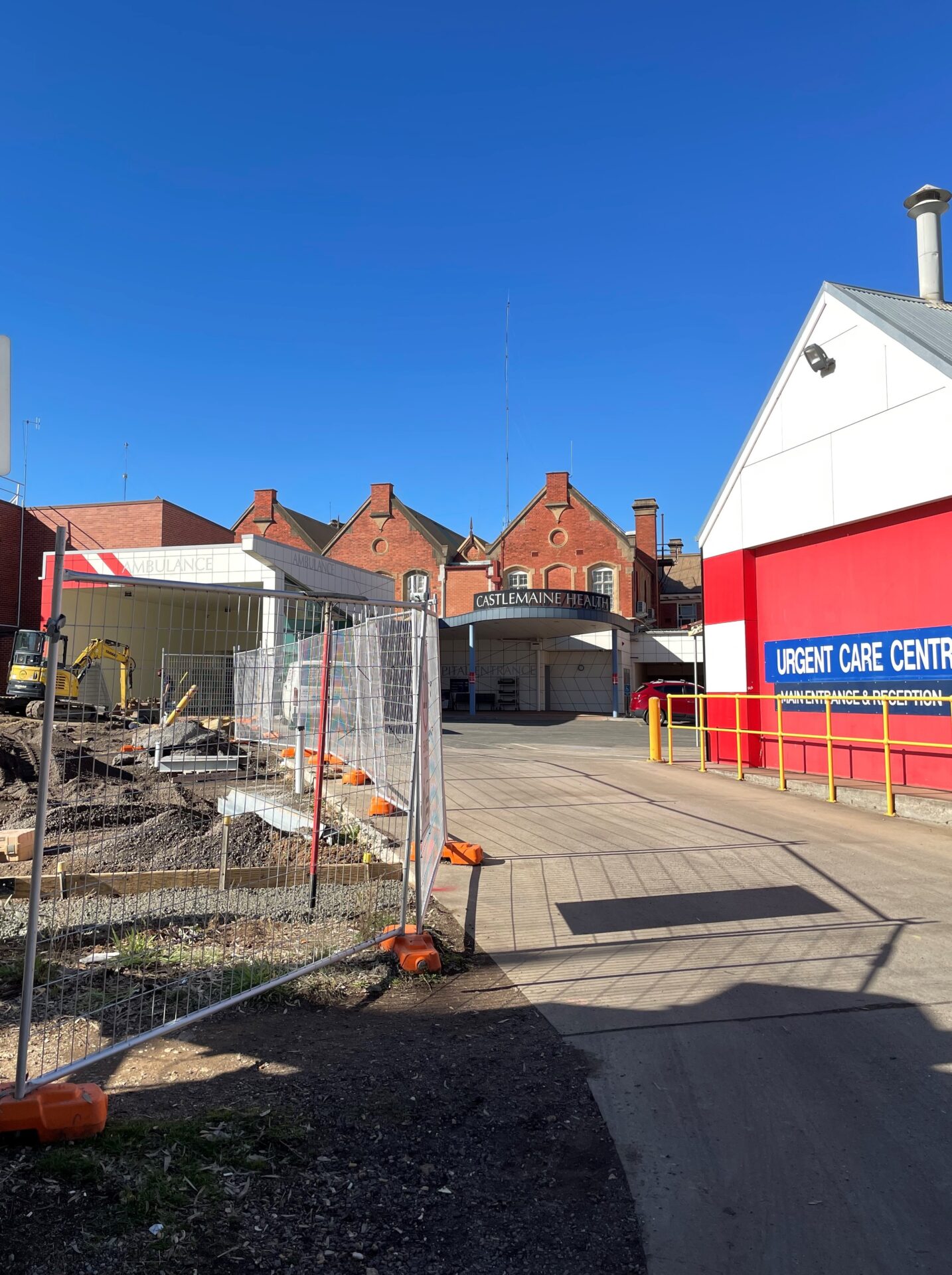 Front entrance to Castlemaine campus with temporary fencing around new carpark