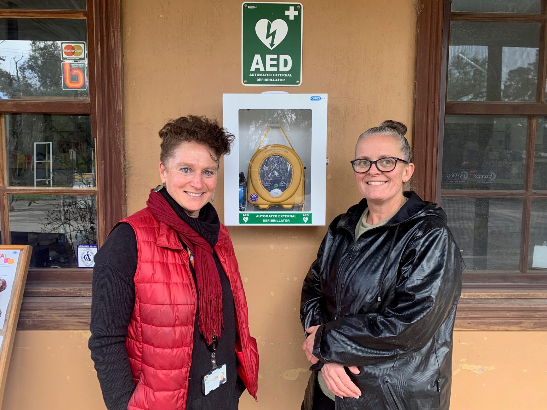 The new AED flanked by Community Health Nurse Bron Grieve and Chewton Service Station’s Julie Leach.